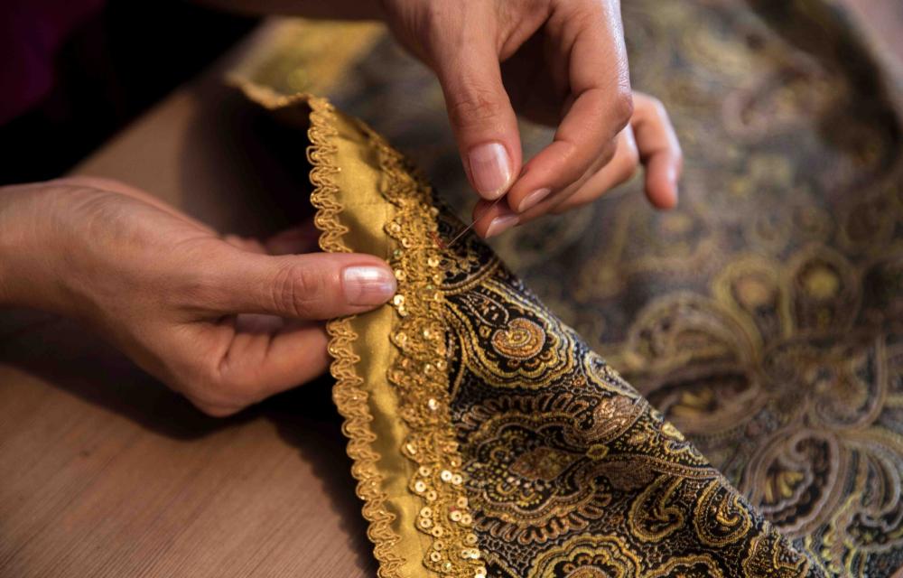 knitting-golden-ribbon-carpet