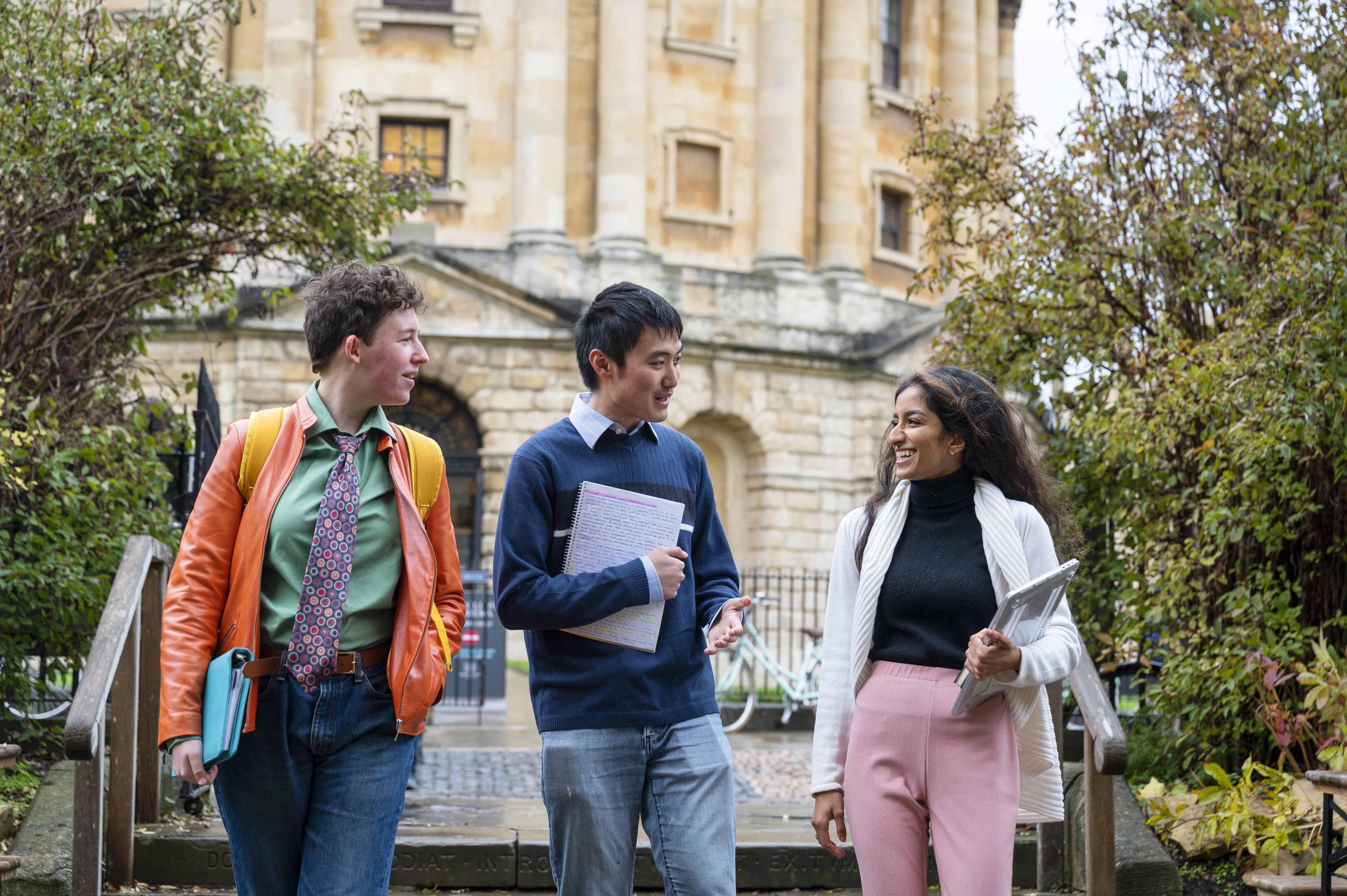 Three students walking and talking (© University of Oxford Images / John Cairns Photography)