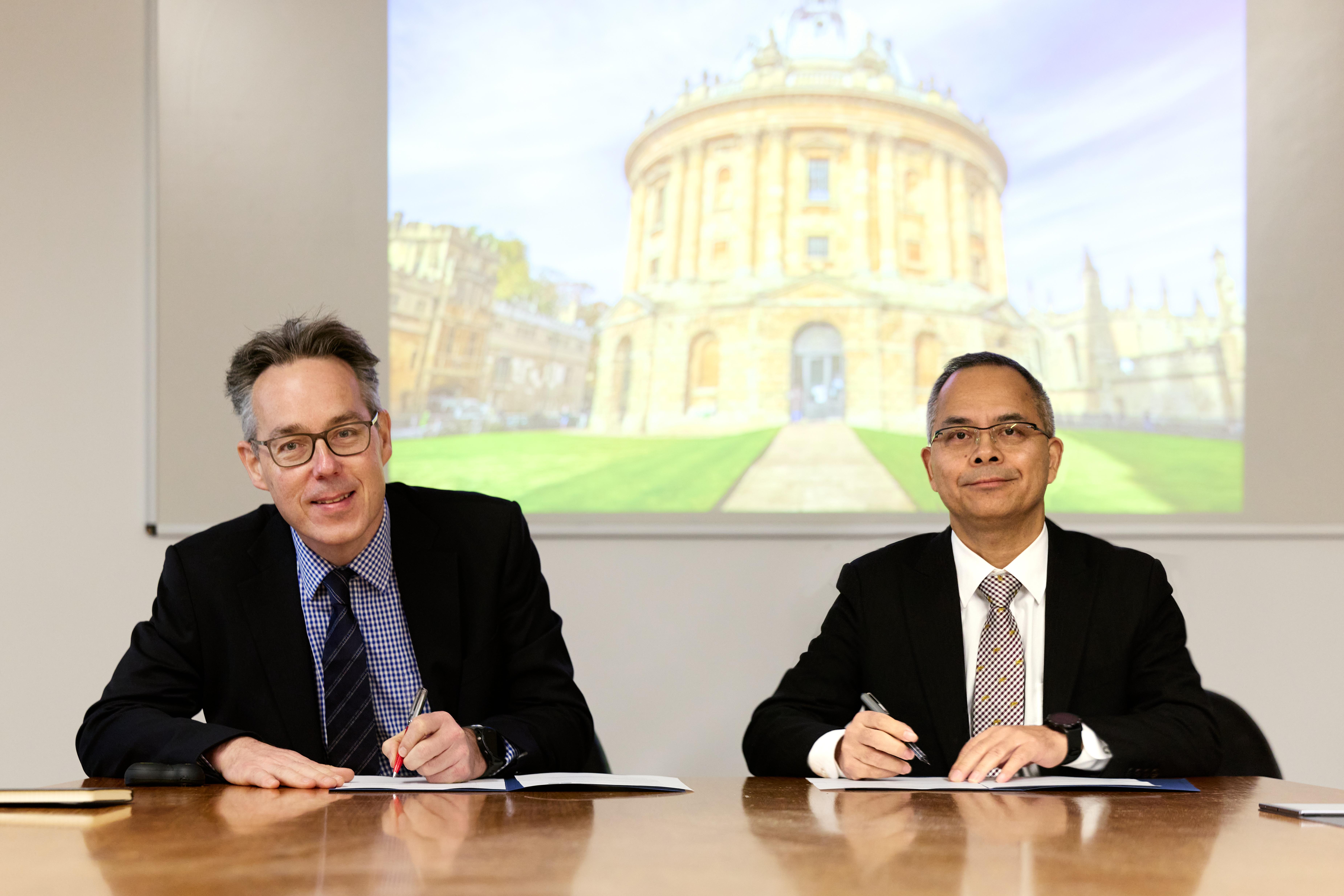 Professor John Armour and Wang Tianxi signing the memorandum of understanding