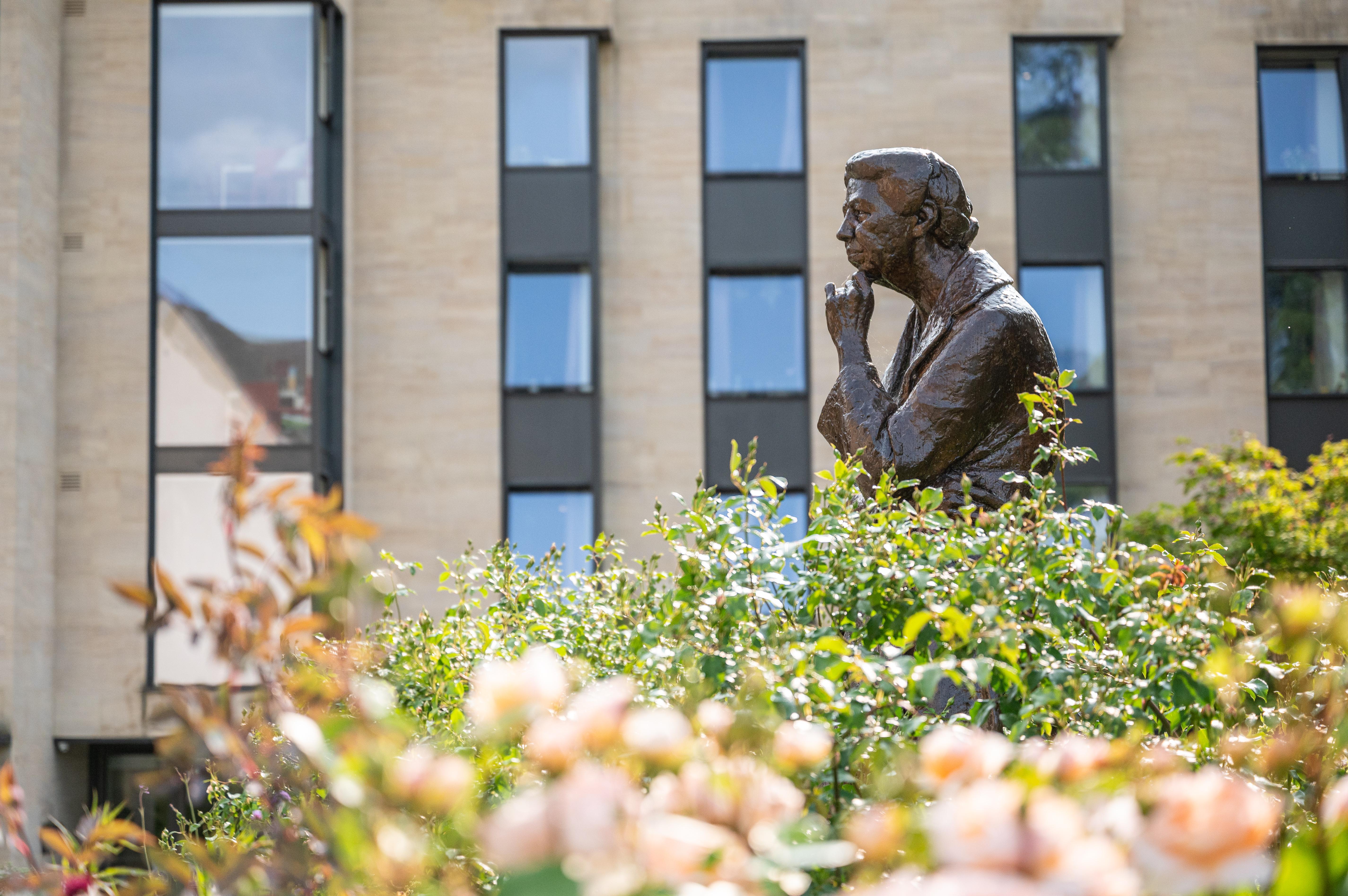 Image of the statue of Eleanor Roosevelt in the Bonavero Institute gardens