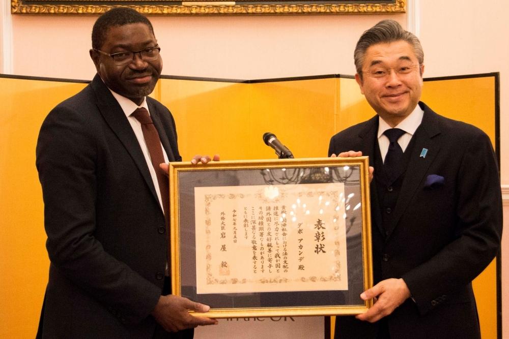 Professor Dapo Akande receives his commendation from Ambassador Hiroshi Suzuki.