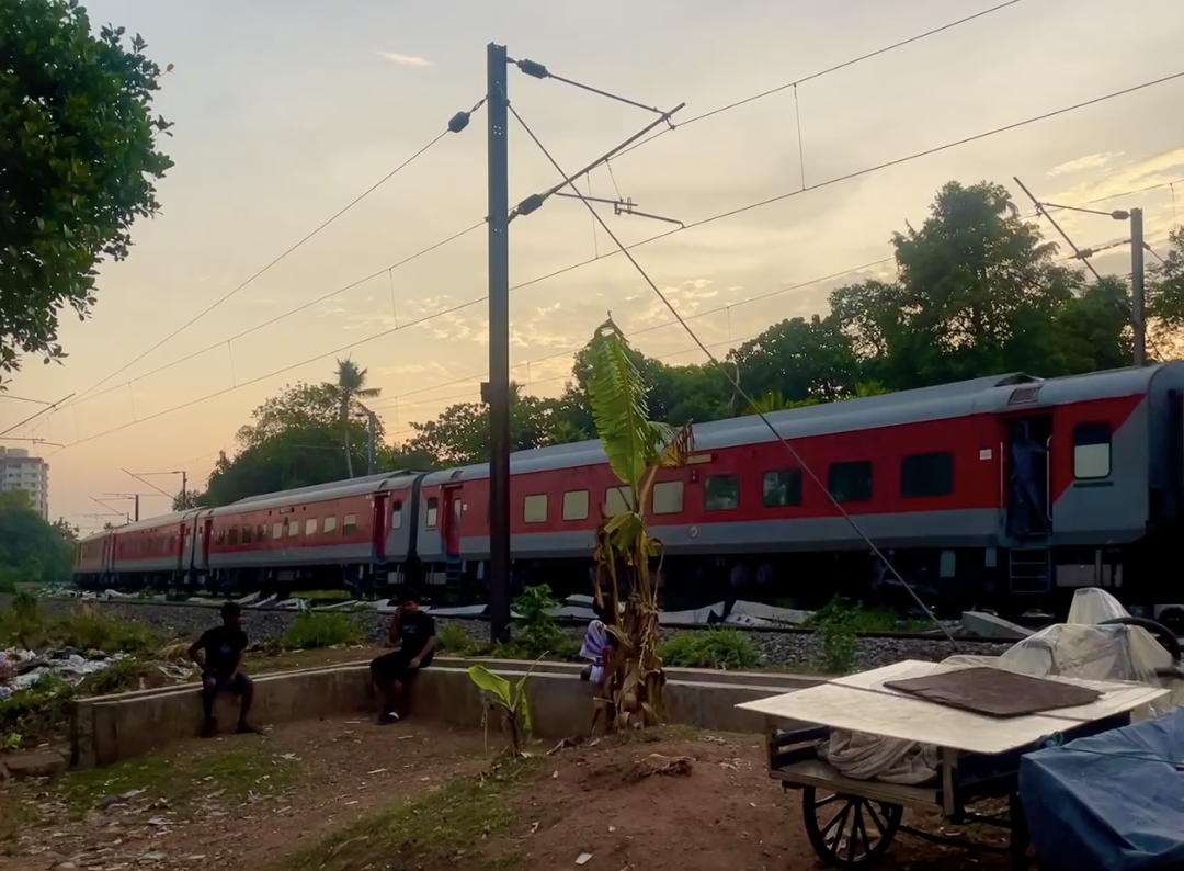 migrantsalongtraintracksinkalamassery