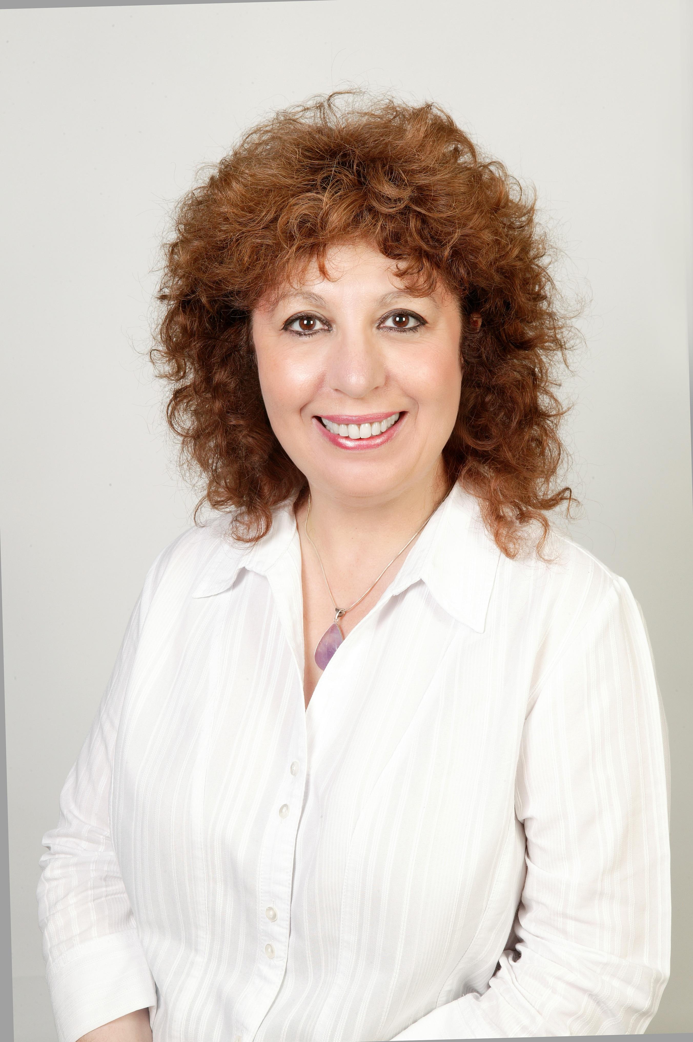 Dr Nilufer Oral